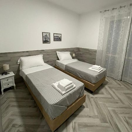Holiday Rooms Rho Bagian luar foto
