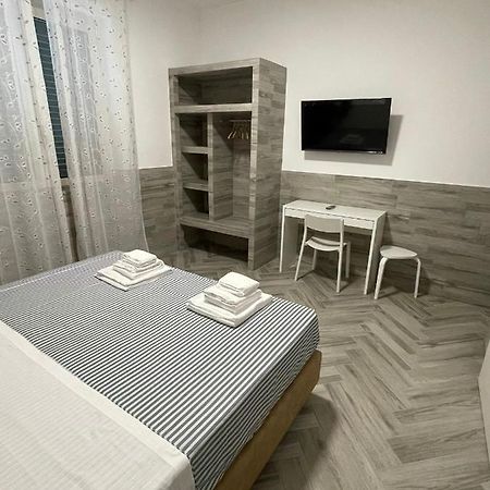 Holiday Rooms Rho Bagian luar foto