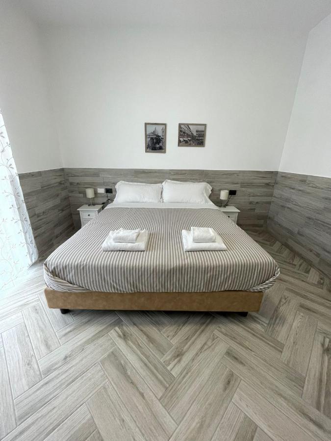 Holiday Rooms Rho Bagian luar foto