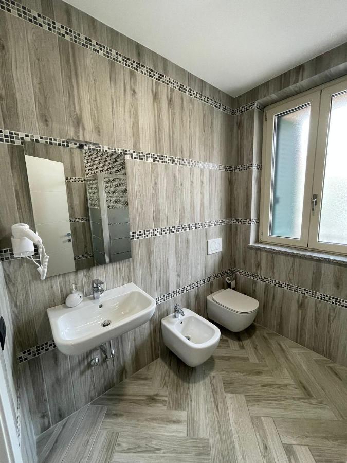 Holiday Rooms Rho Bagian luar foto