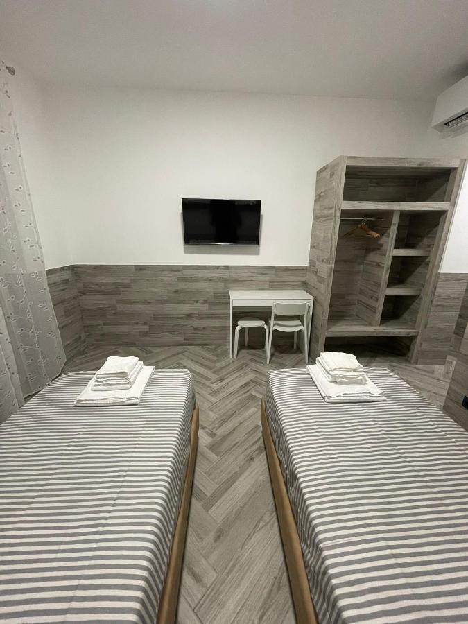 Holiday Rooms Rho Bagian luar foto