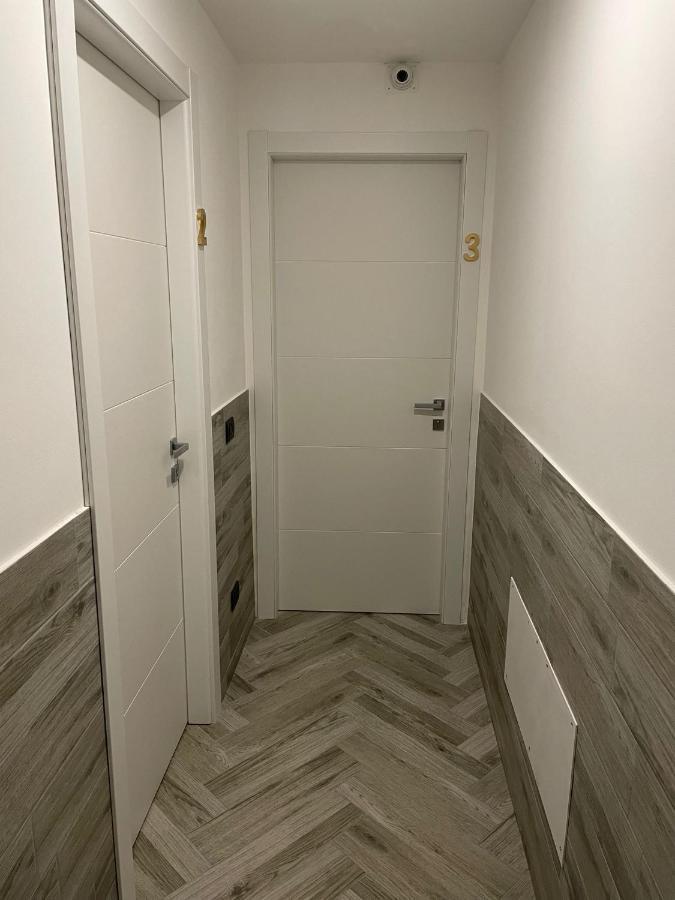 Holiday Rooms Rho Bagian luar foto