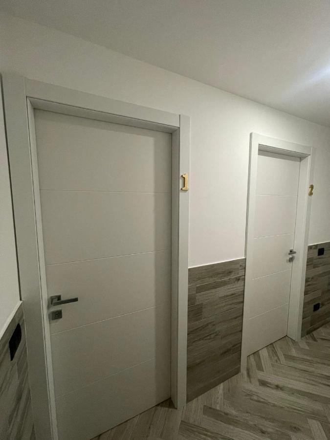 Holiday Rooms Rho Bagian luar foto