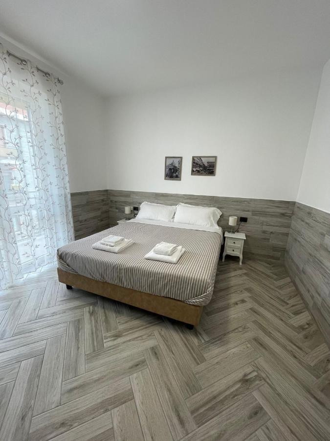 Holiday Rooms Rho Bagian luar foto