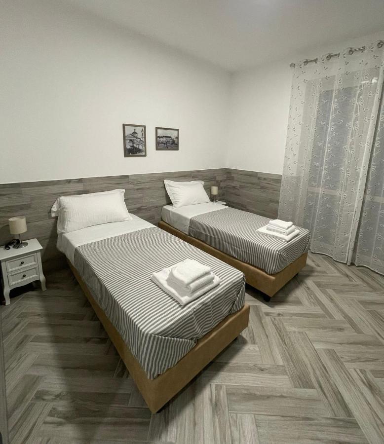 Holiday Rooms Rho Bagian luar foto