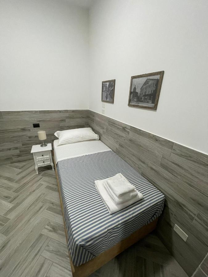 Holiday Rooms Rho Bagian luar foto